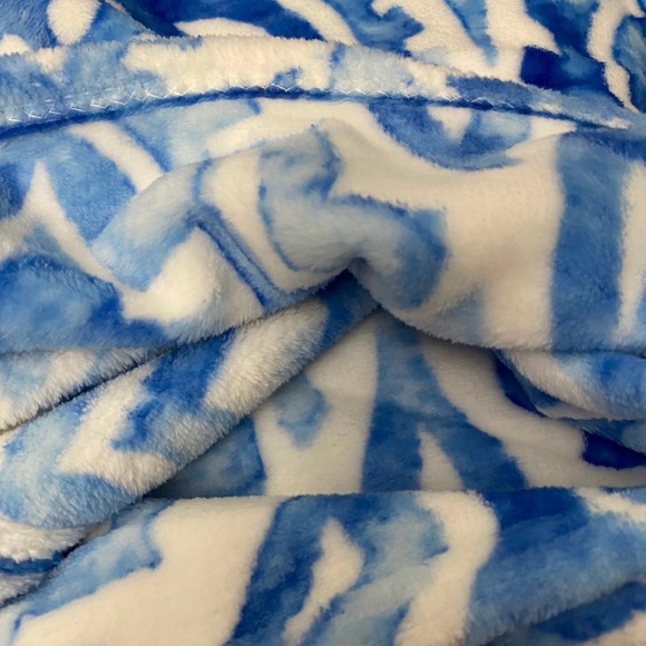 Emerson Lane Blue & White 50” X 70” Oversized Throw. - Picture 5 of 5